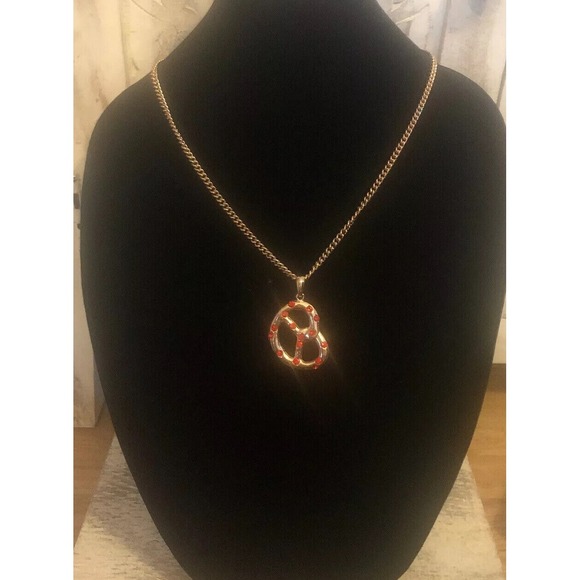 Adorable Pretzel Pendant On Chunky Gold Tone Chain. N70‎ - Picture 1 of 3